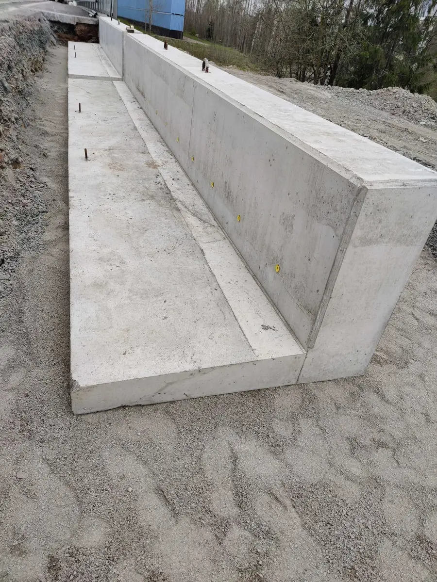 Betoninen meluseinä ja perustusrakenne työmaalla, valettu melueste liikennealueelle